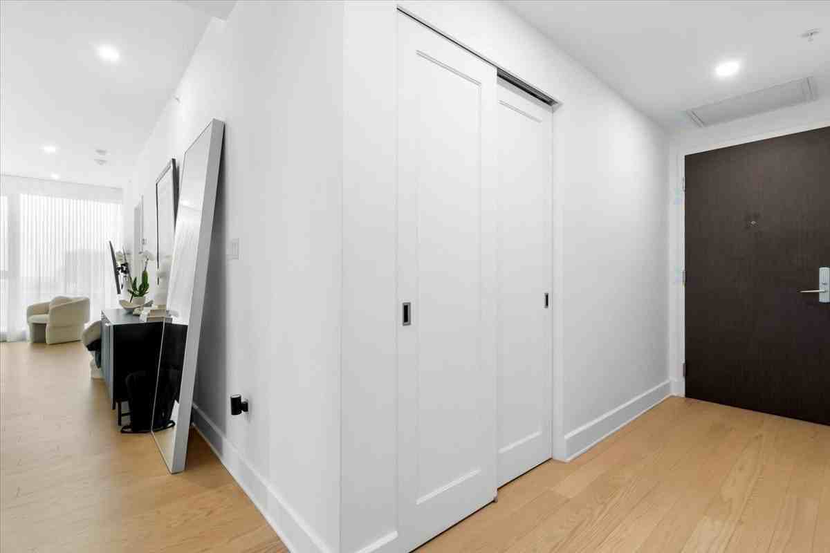 1051 Rue De La Montagne - Photo 2 of 25