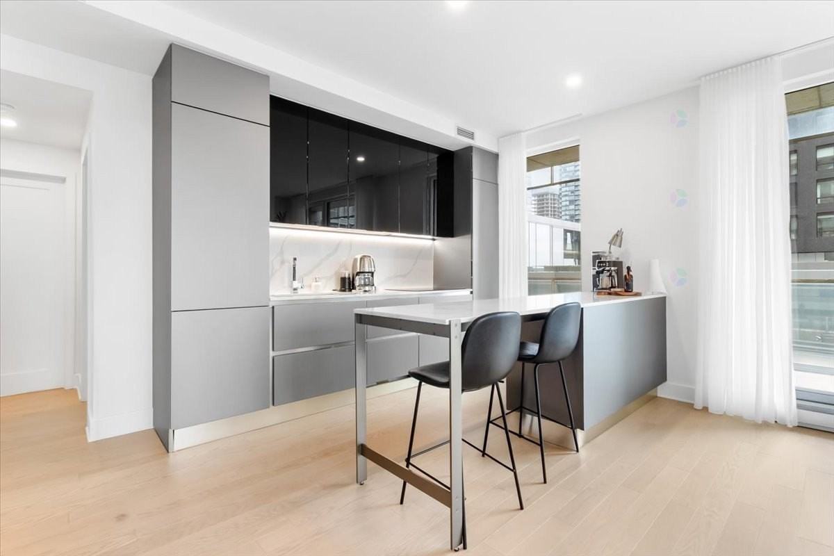 1051 Rue De La Montagne - Photo 3 of 25