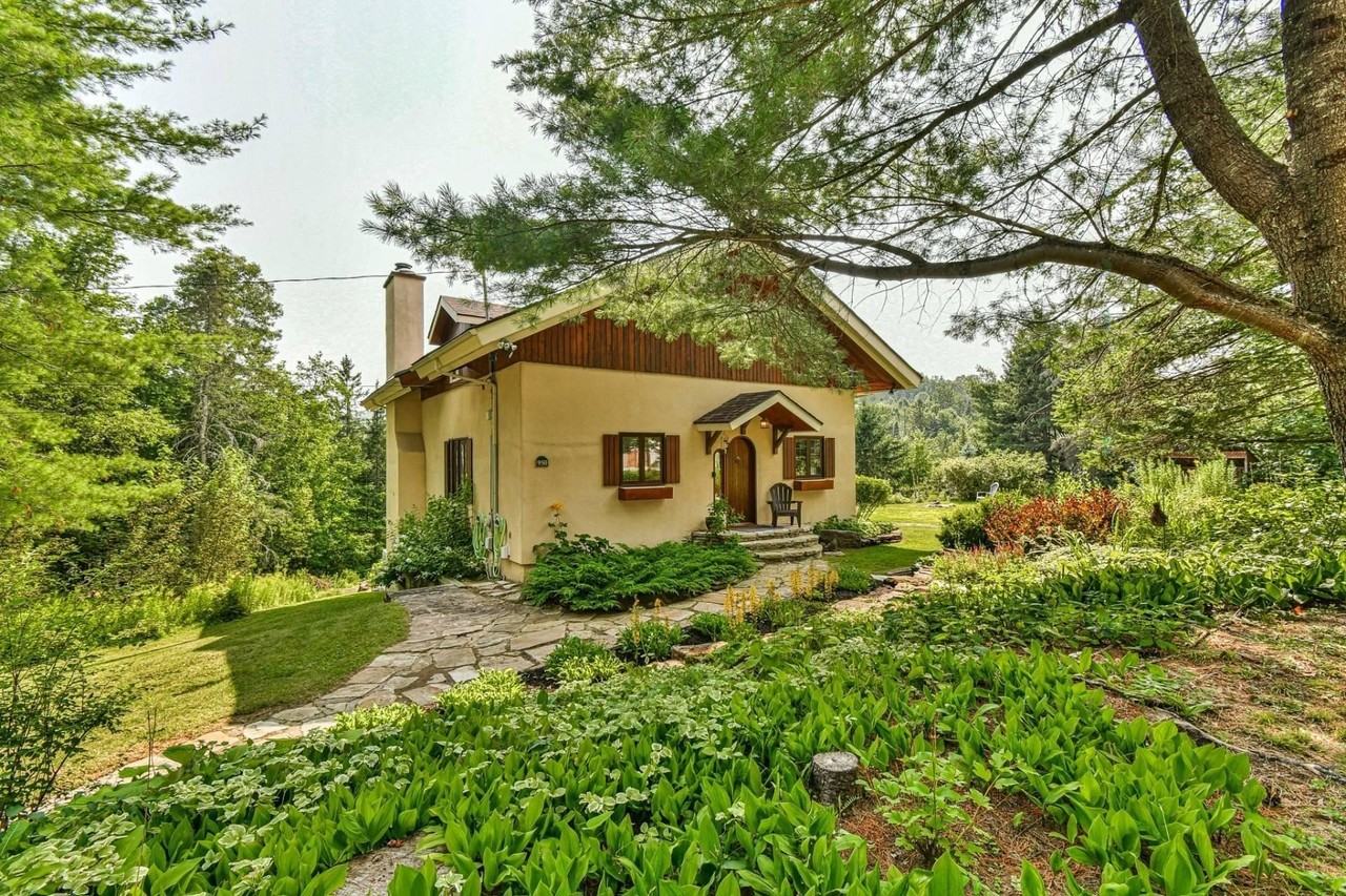 950 Rue Des Pins - Photo 3 of 50