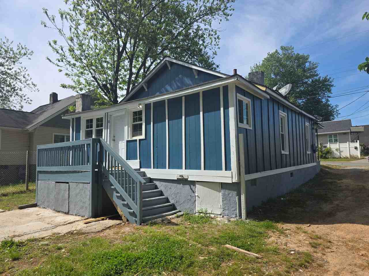 904 Crowder St - Photo 2 of 11