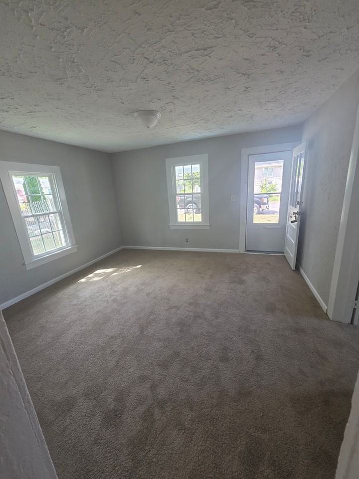 904 Crowder St - Photo 6 of 11