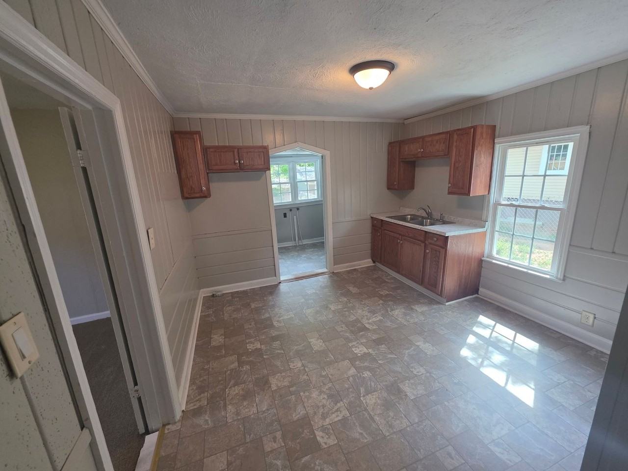 904 Crowder St - Photo 7 of 11