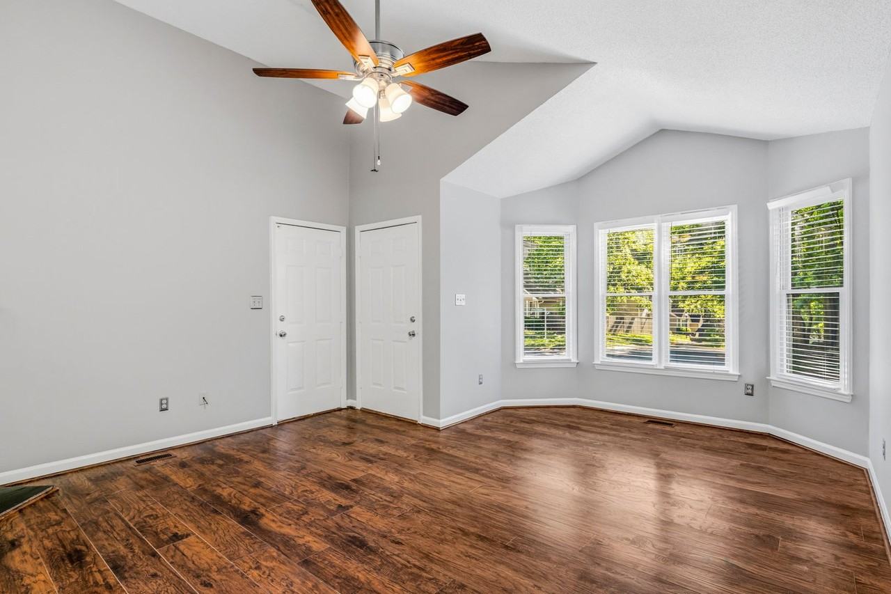 3909 King Edward Ct - Photo 4 of 29