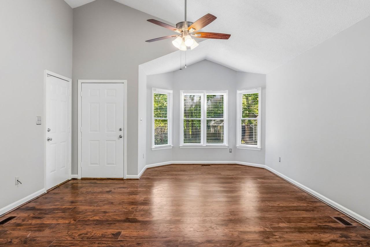 3909 King Edward Ct - Photo 5 of 29