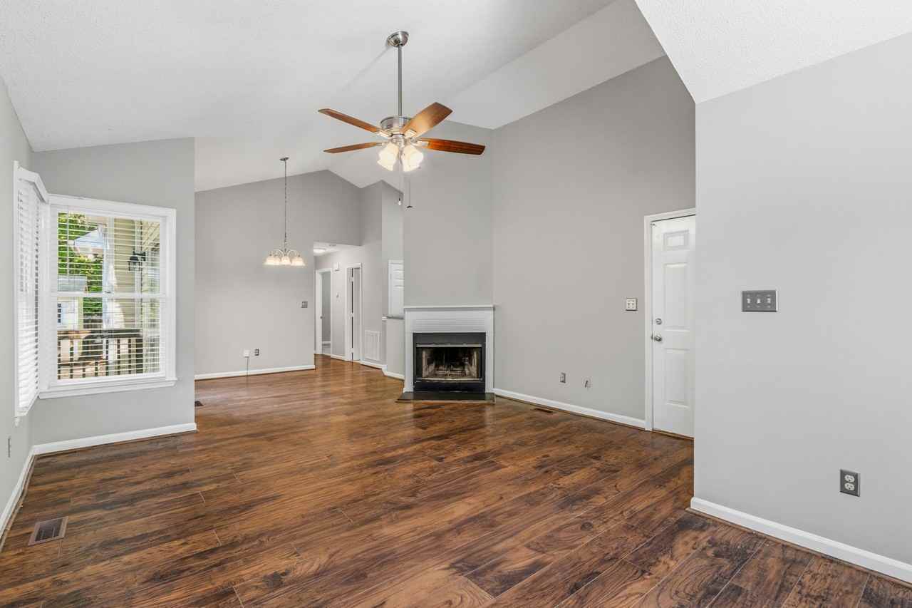 3909 King Edward Ct - Photo 6 of 29