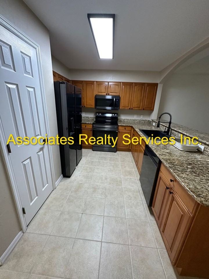 538 Nw 39th Rd - Photo 5 of 11