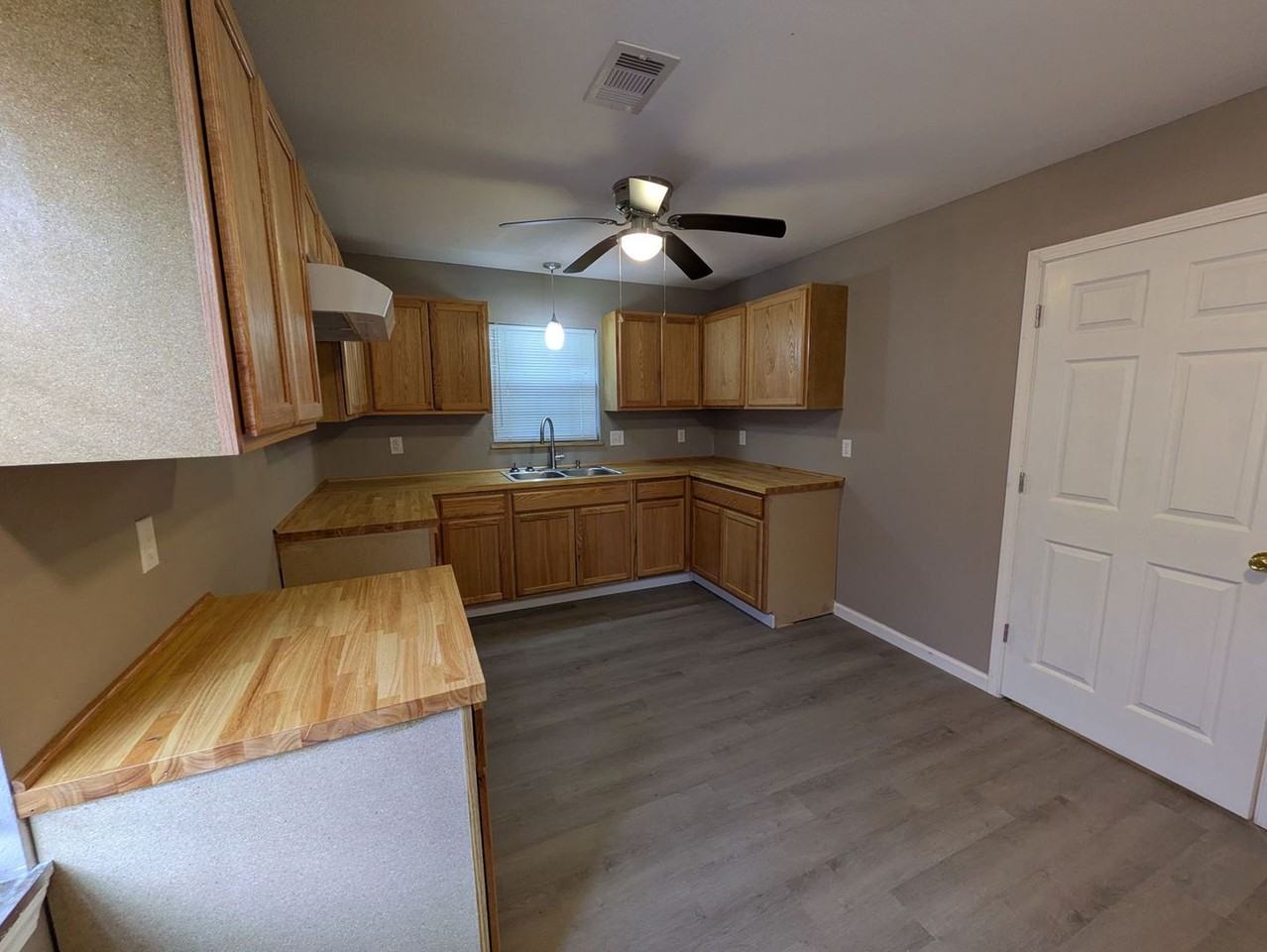 5251 Procter St - Photo 7 of 22