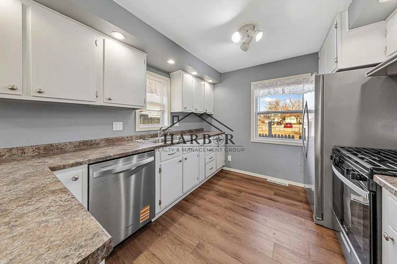 1127 1st St Sw - Photo 5 of 25