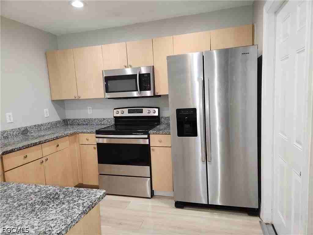 827 Ne 23rd Ter - Photo 6 of 21