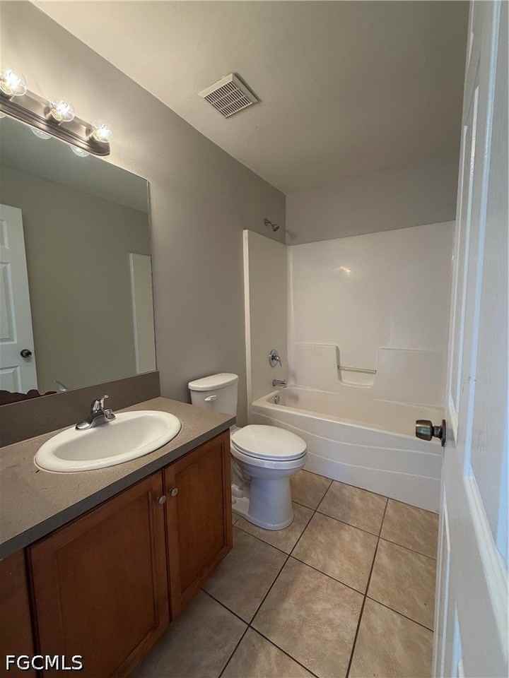 704 Gilbert Ave S - Photo 5 of 15