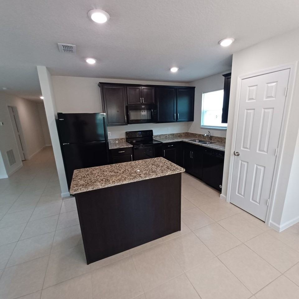 8684 Lake George Cir W - Photo 6 of 28