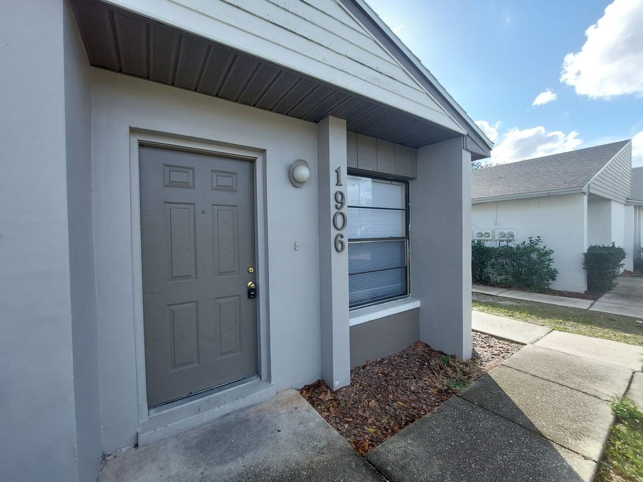 1906 Crystal Grove Dr - Photo 2 of 16