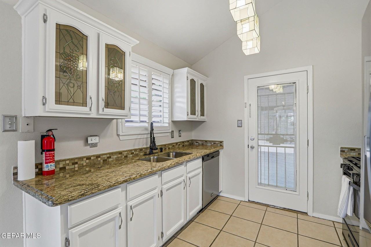 12119 Tower Hill Dr - Photo 4 of 14