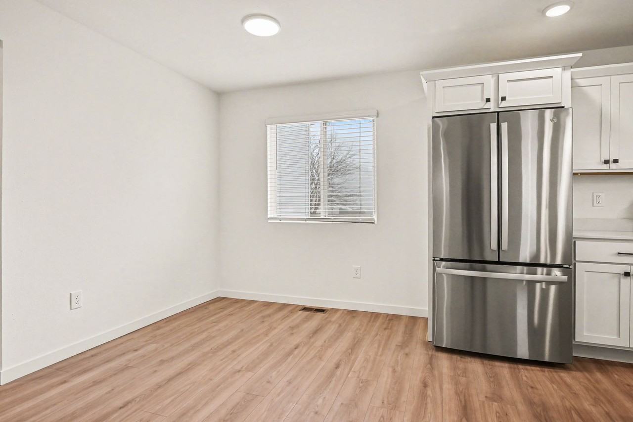 1638 Roosevelt Ct - Photo 3 of 21