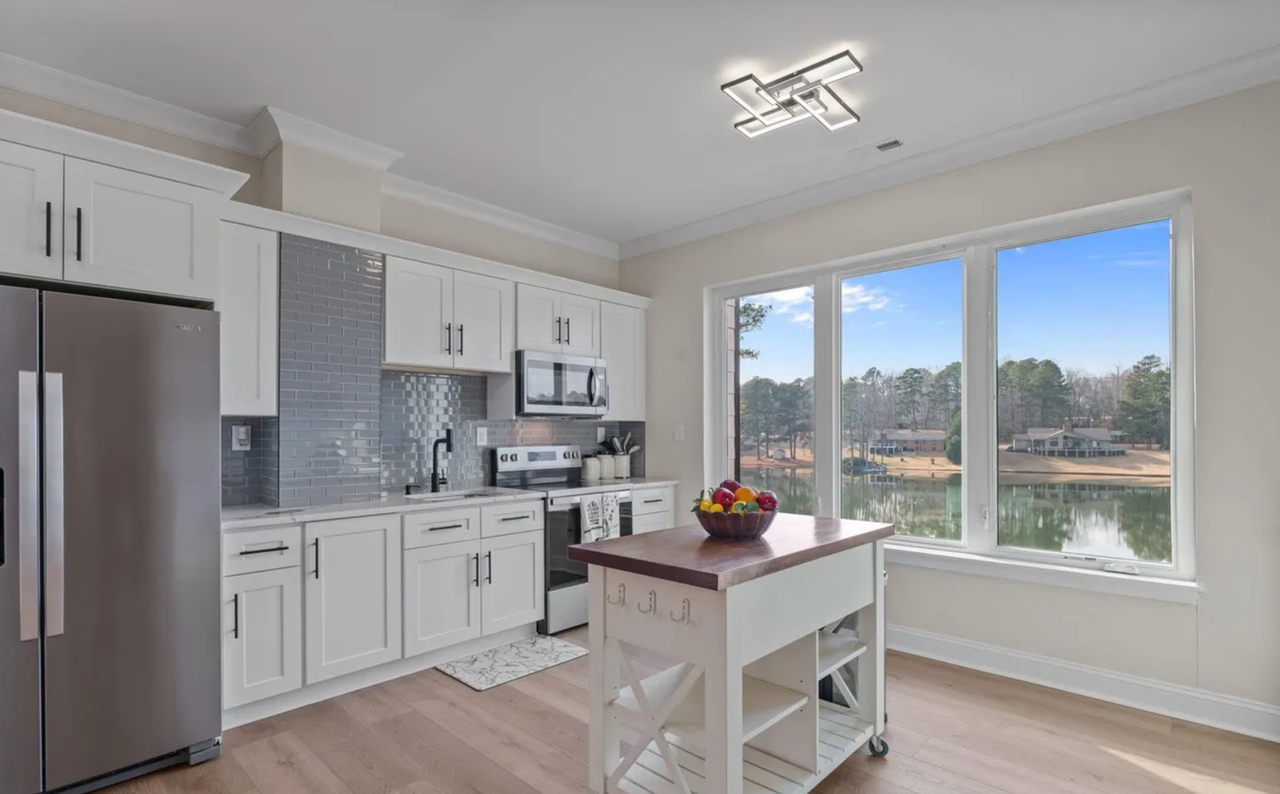 704 Russell St - Photo 6 of 23