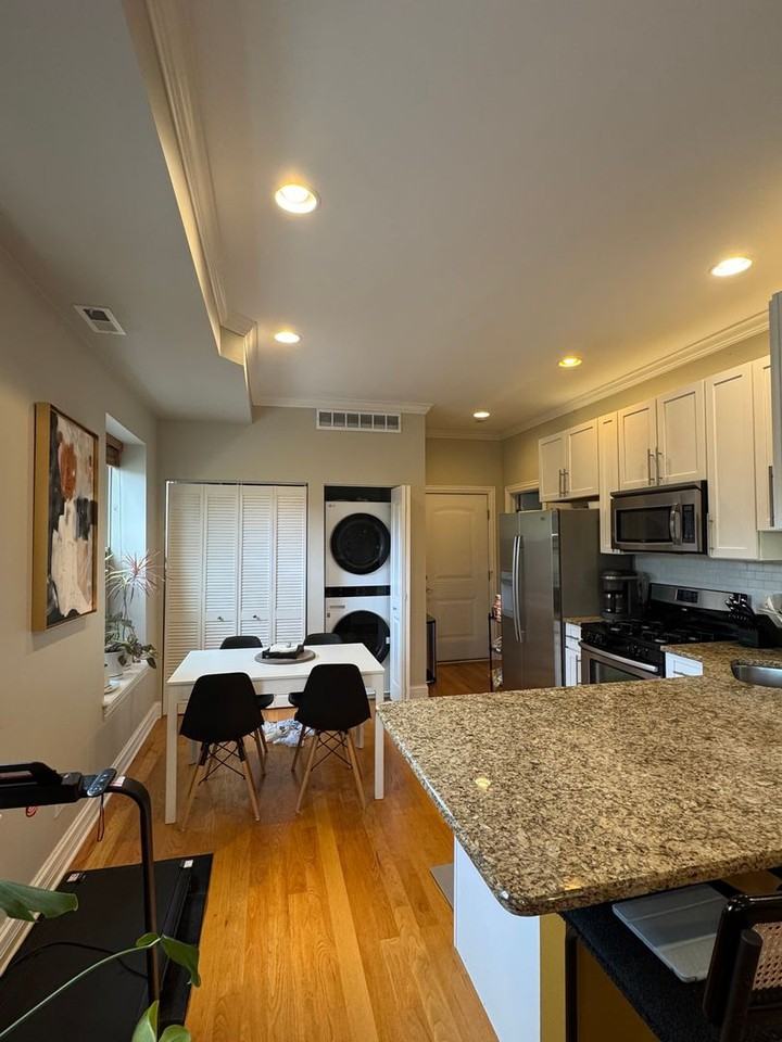 2206 W School St - Photo 5 of 13