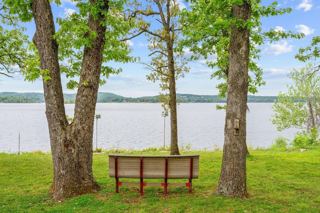 471 Parkside Dr - Photo 4 of 43