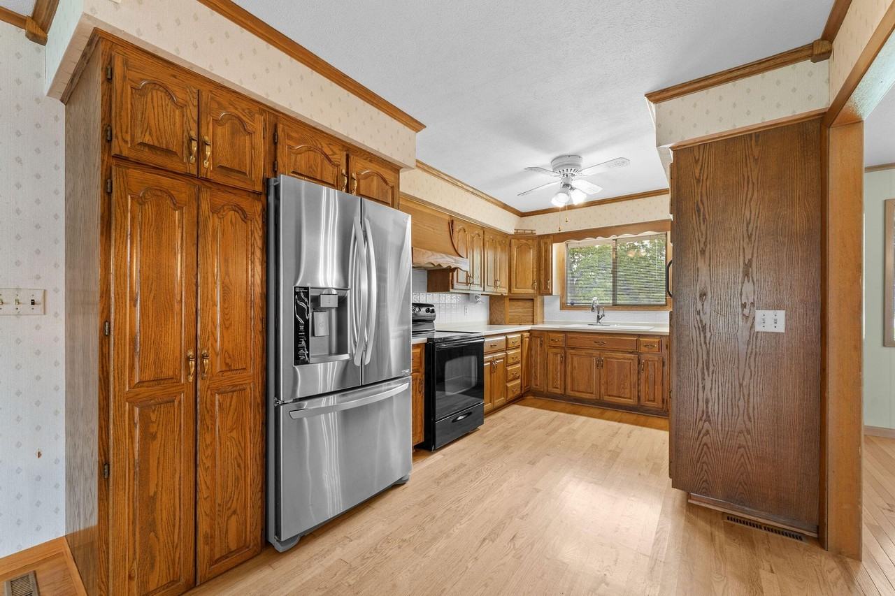 471 Parkside Dr - Photo 5 of 43