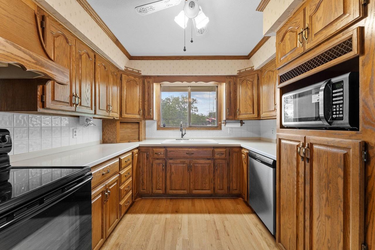 471 Parkside Dr - Photo 6 of 43