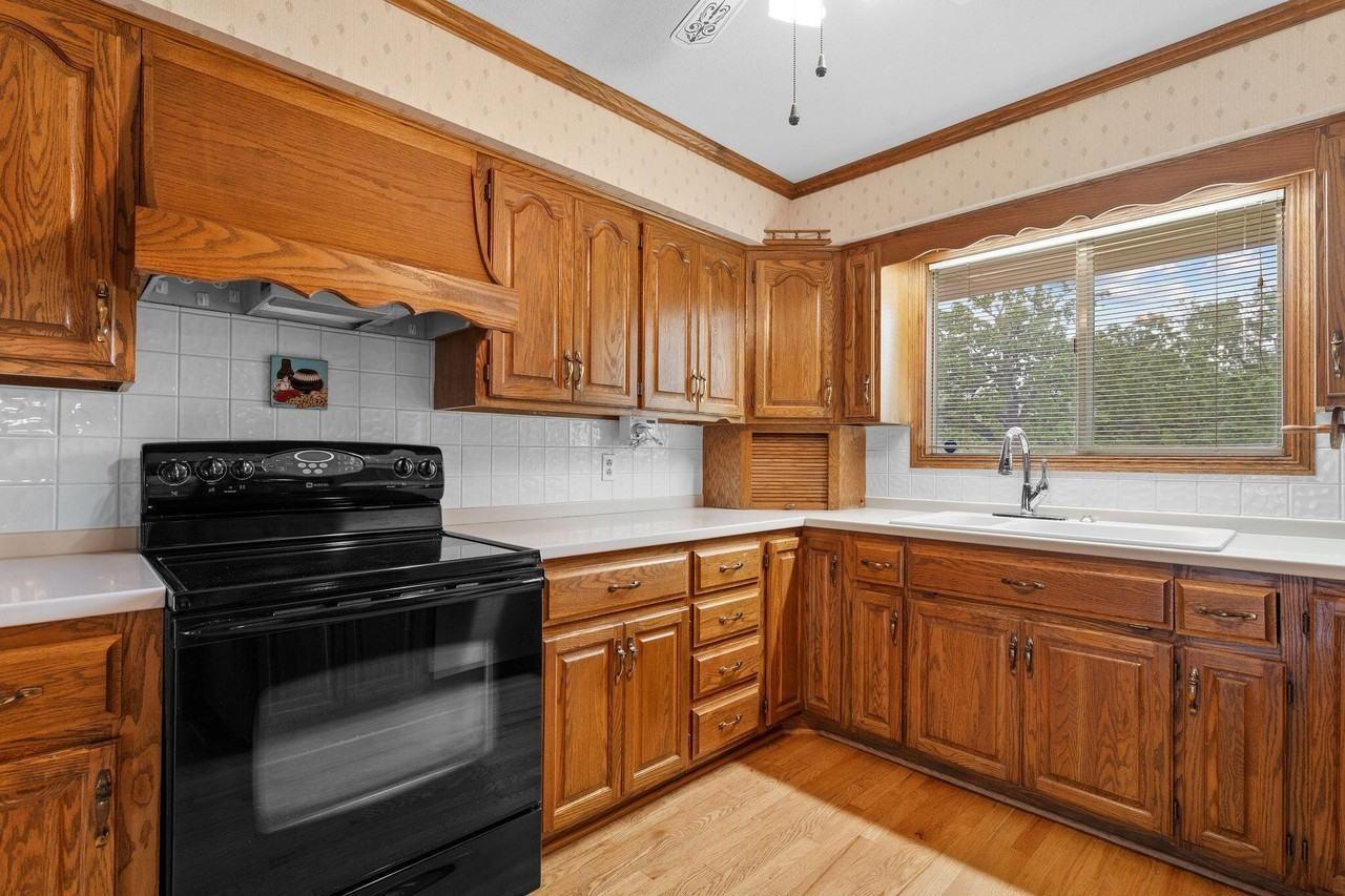 471 Parkside Dr - Photo 7 of 43