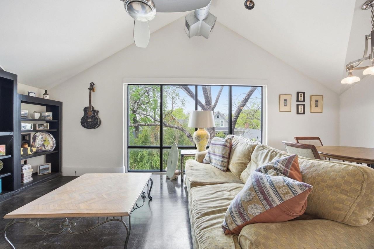 261 S Limestone #303 - Photo 3 of 50