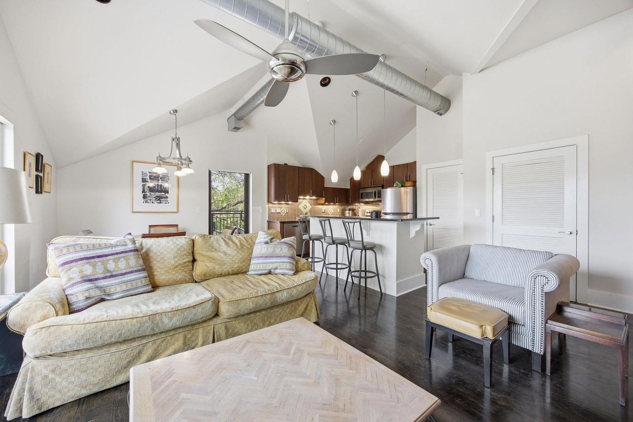 261 S Limestone #303 - Photo 7 of 50