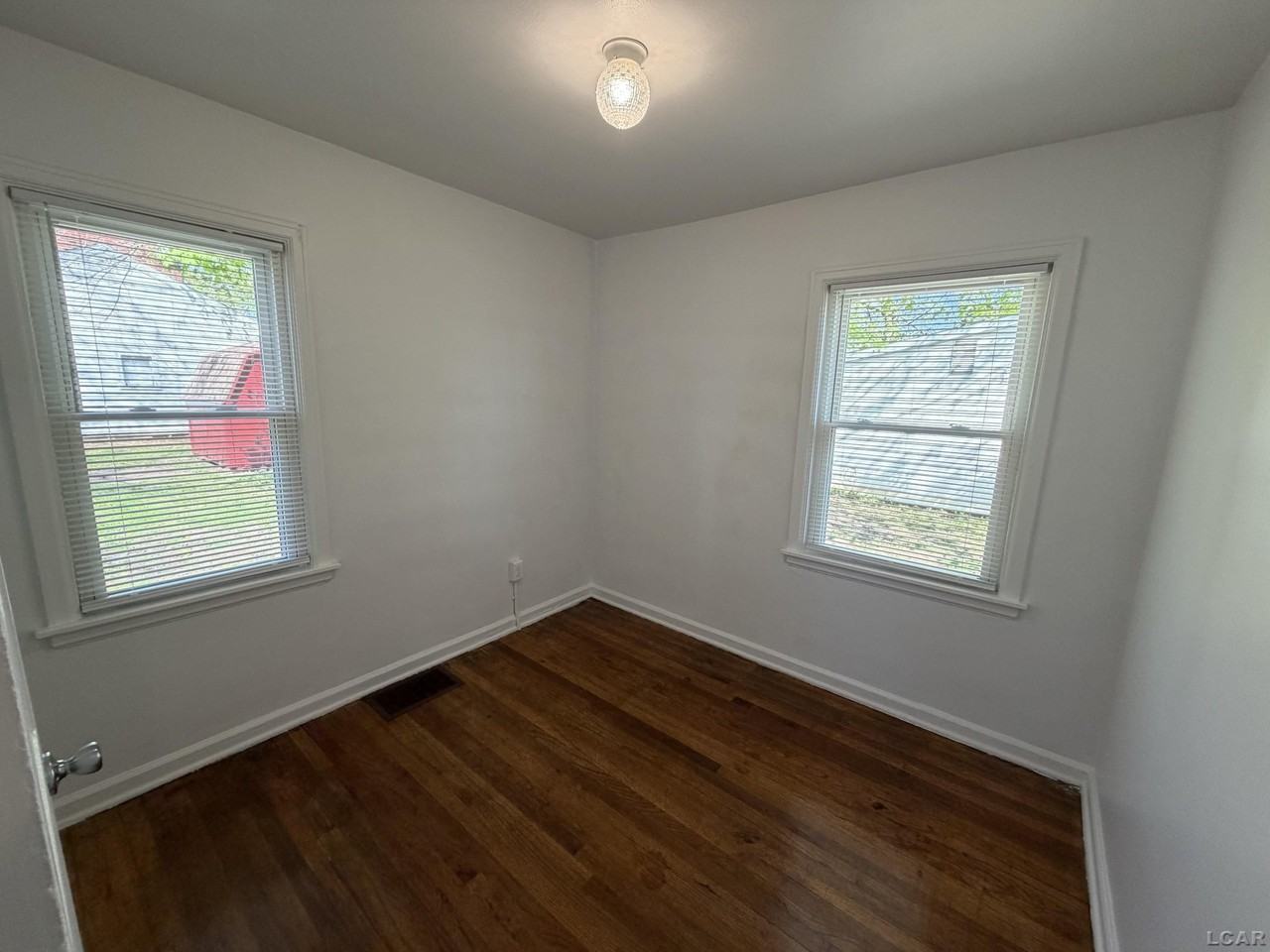 553 Northwestern Dr - Photo 3 of 9