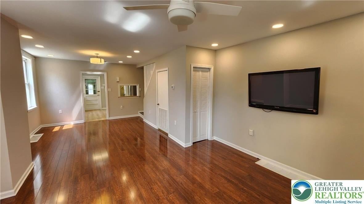 324 Walnut St - Photo 3 of 23