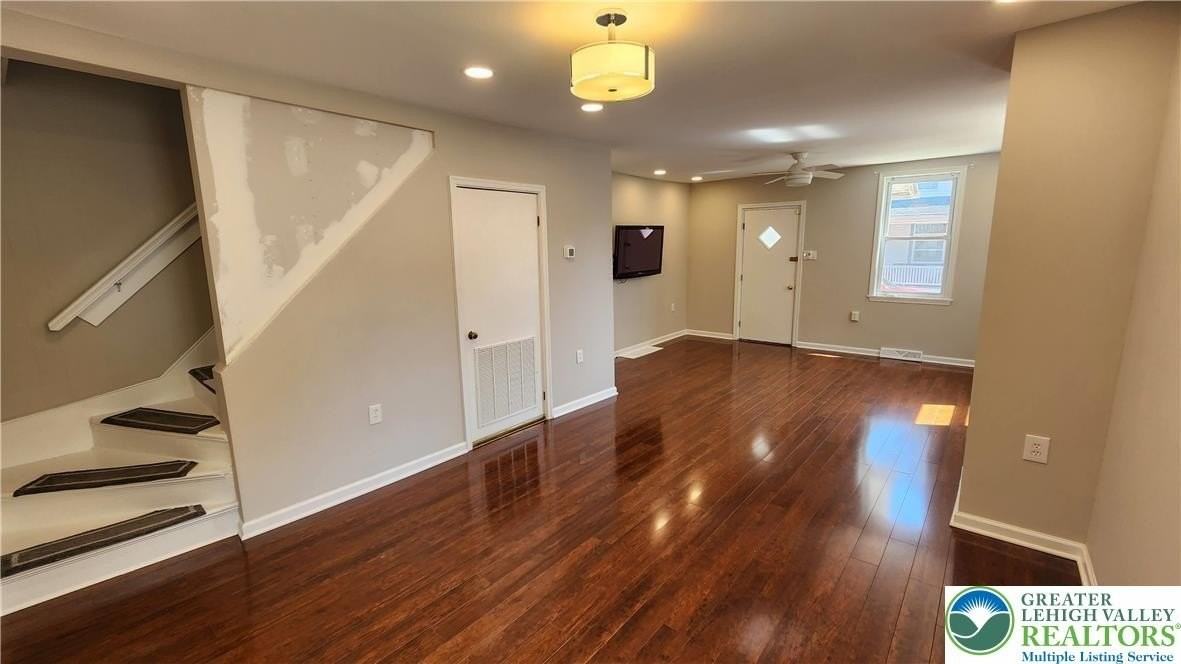 324 Walnut St - Photo 5 of 23