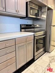 906 N Doheny Dr #512 - Photo 7 of 8