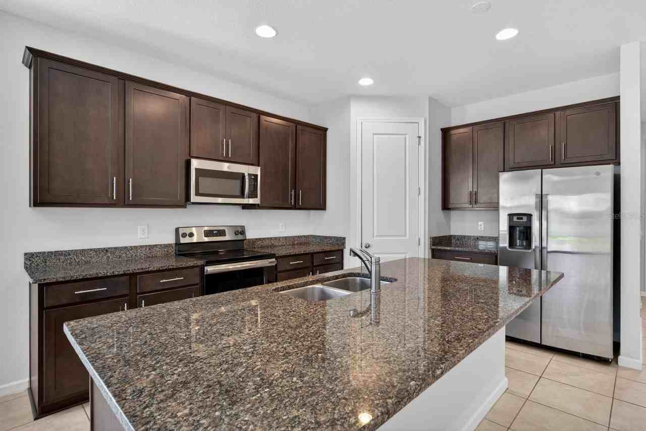 689 Meadow Pointe Dr - Photo 2 of 16