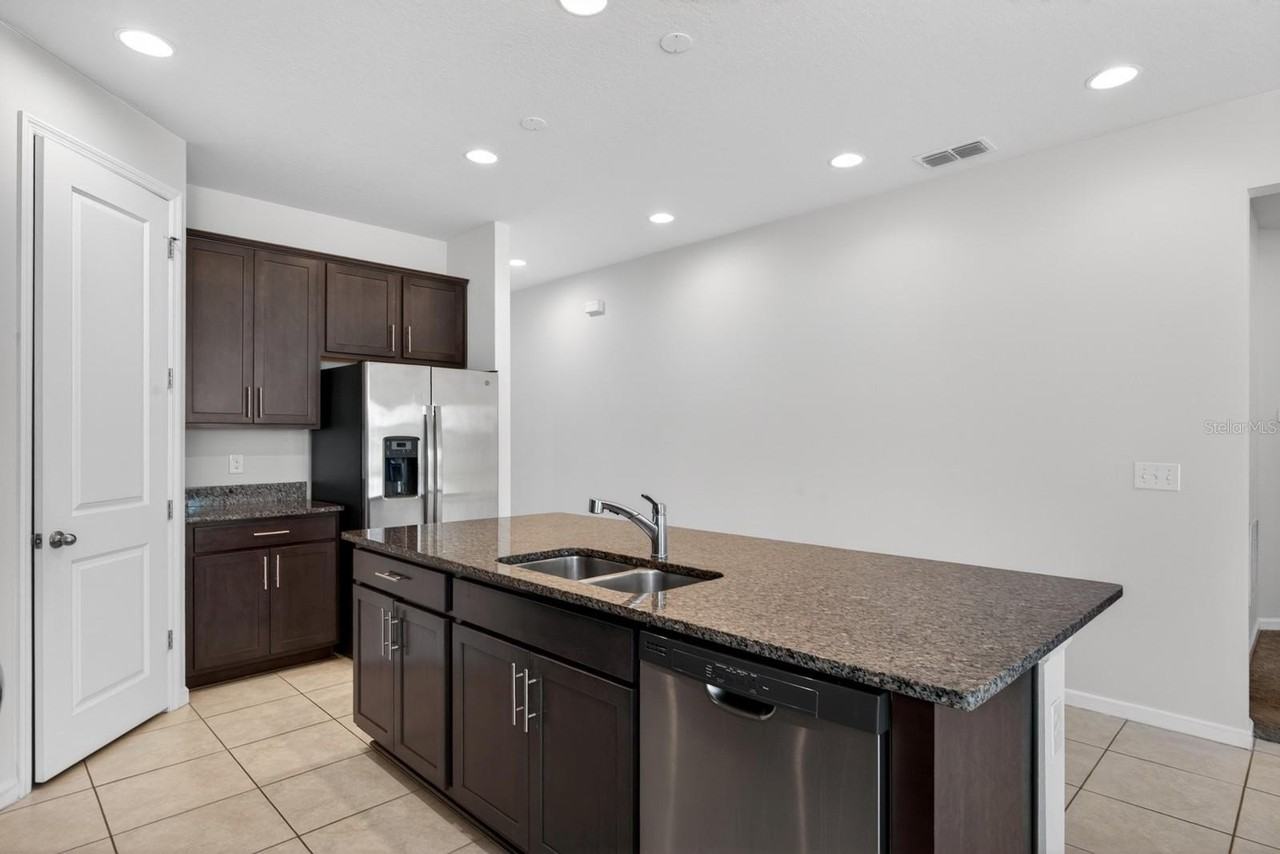 689 Meadow Pointe Dr - Photo 3 of 16