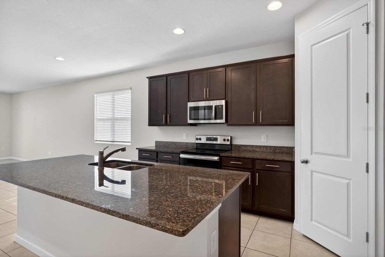 689 Meadow Pointe Dr - Photo 4 of 16