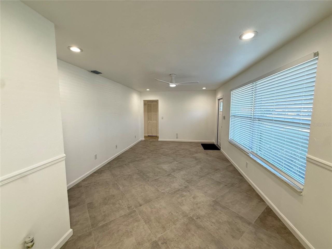 15573 Bedford Cir E - Photo 3 of 37