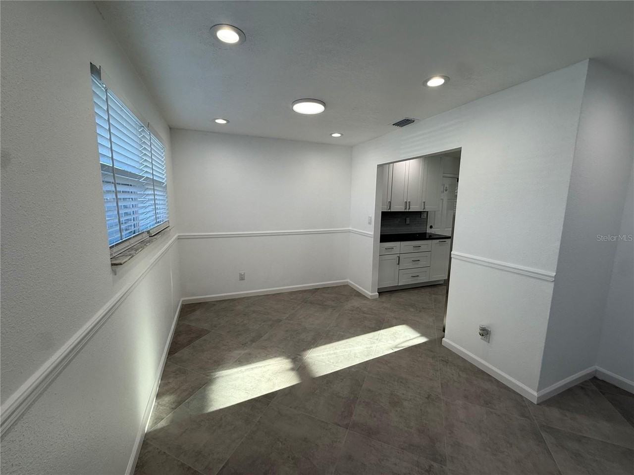 15573 Bedford Cir E - Photo 5 of 37