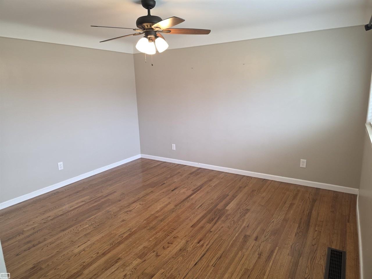 31257 Burton St - Photo 3 of 14