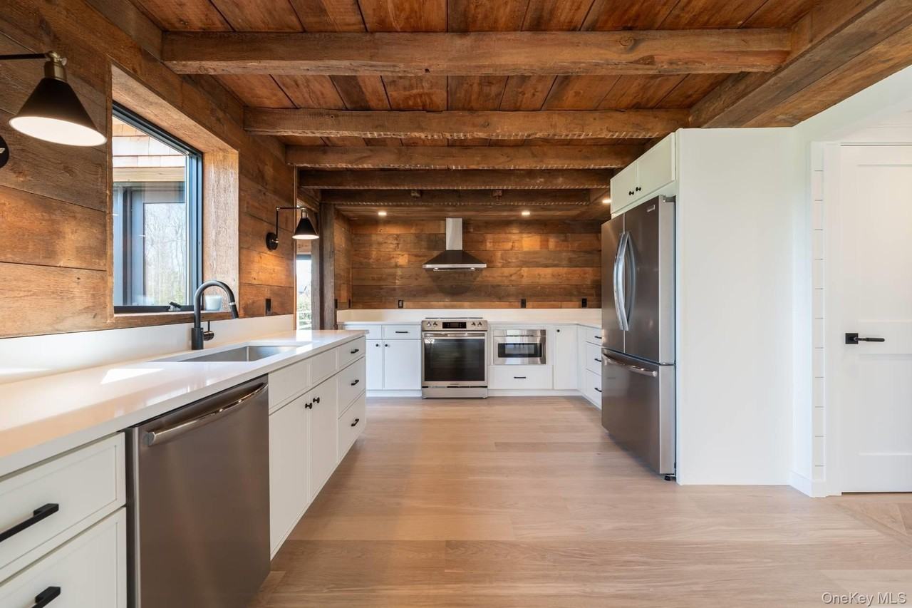 3375 Indian Neck Ln - Photo 5 of 43