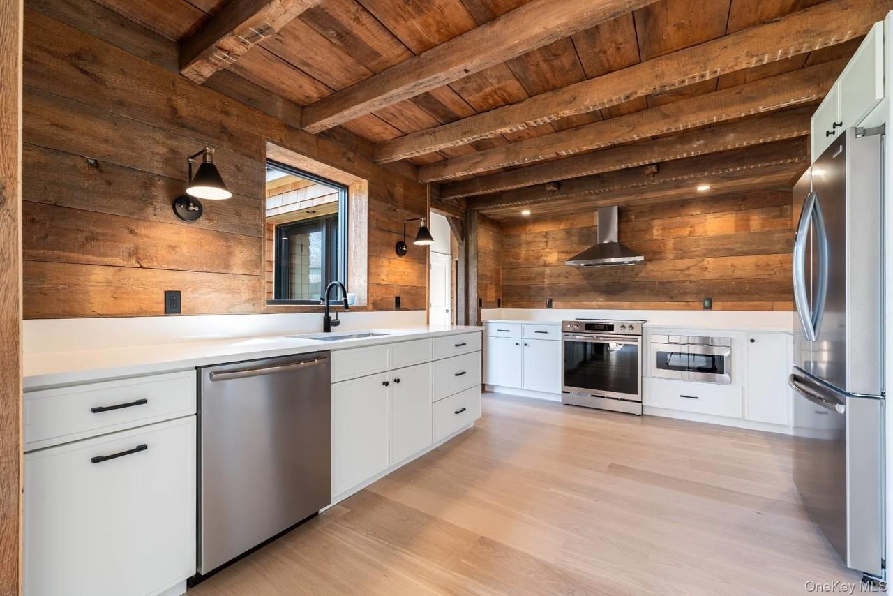 3375 Indian Neck Ln - Photo 7 of 43