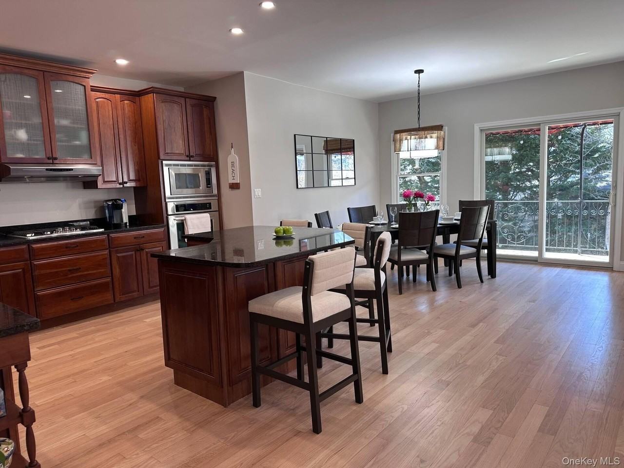 322 E Beech St - Photo 6 of 28