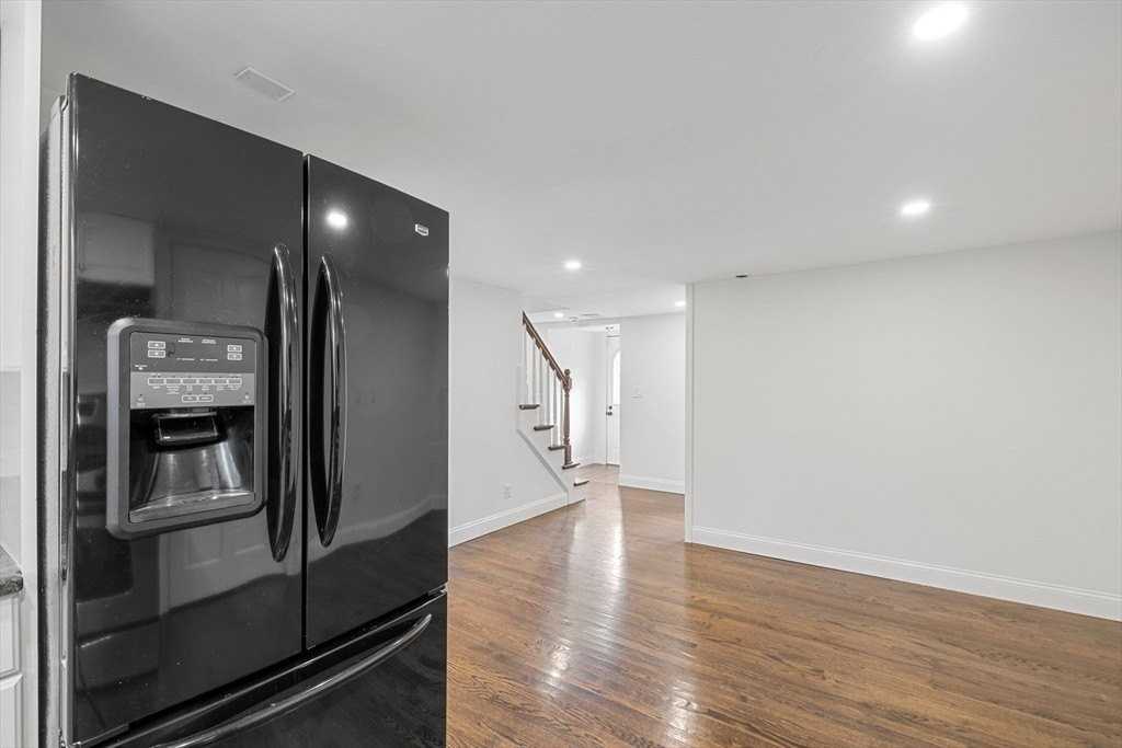 9 Glen Ave #A - Photo 4 of 20