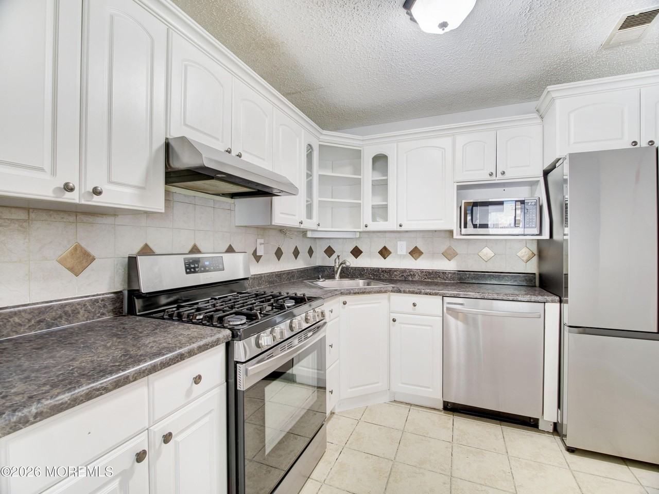 18-4 Augusta Ct - Photo 7 of 19