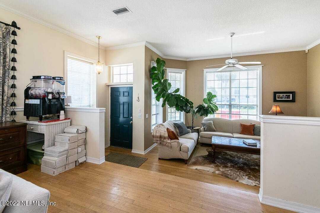 2102 1st St - Photo 4 of 22