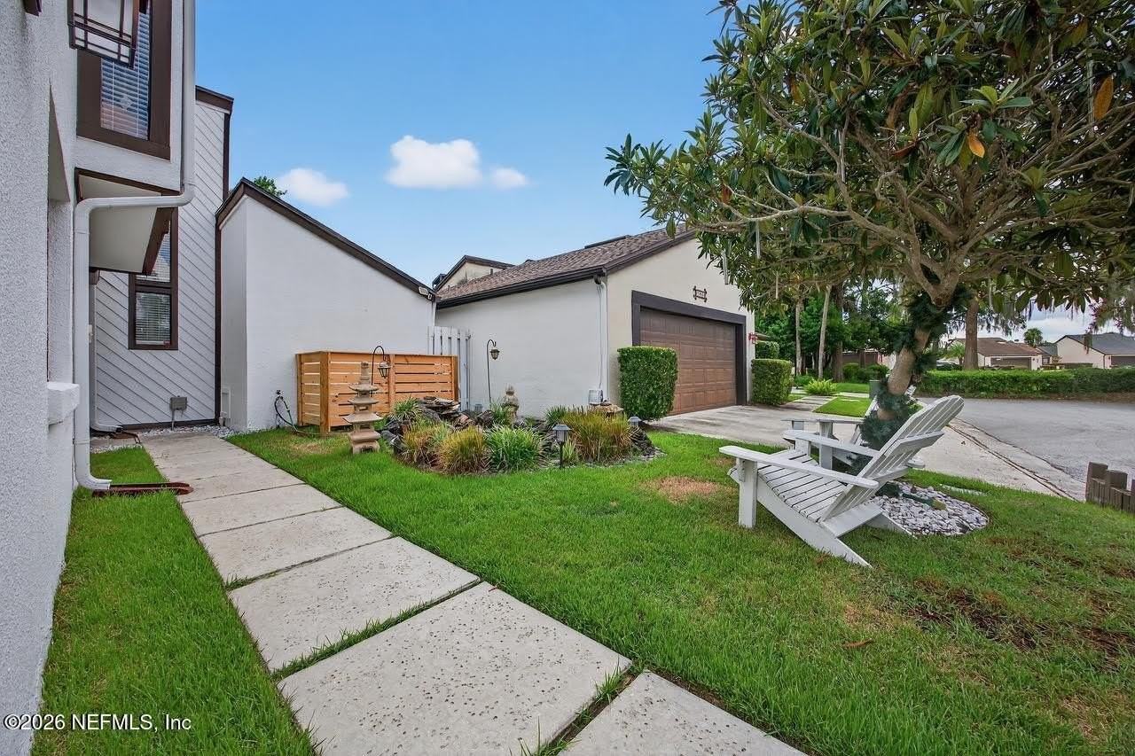 7805 Baymeadows Cir W - Photo 3 of 43