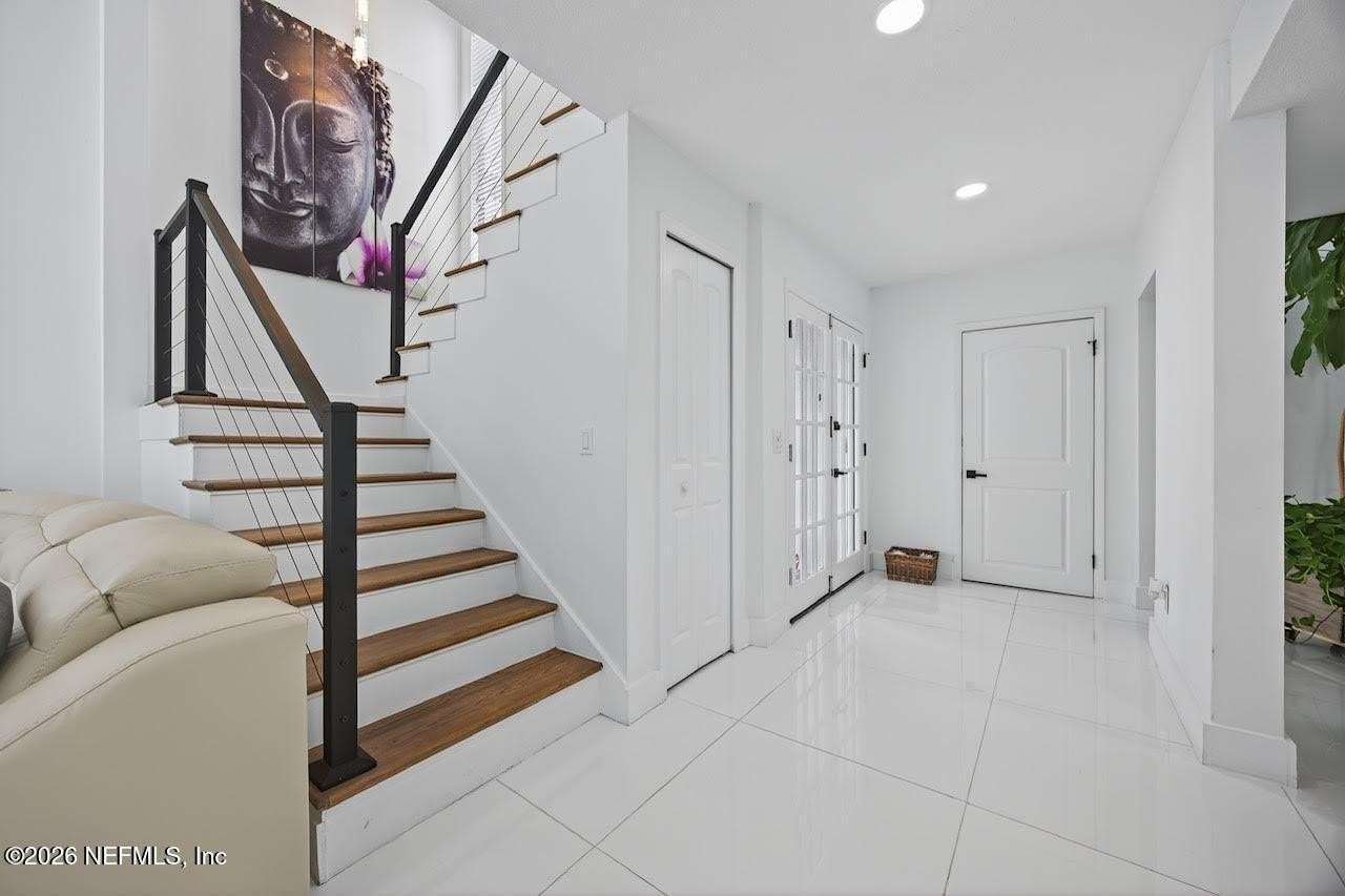 7805 Baymeadows Cir W - Photo 4 of 43