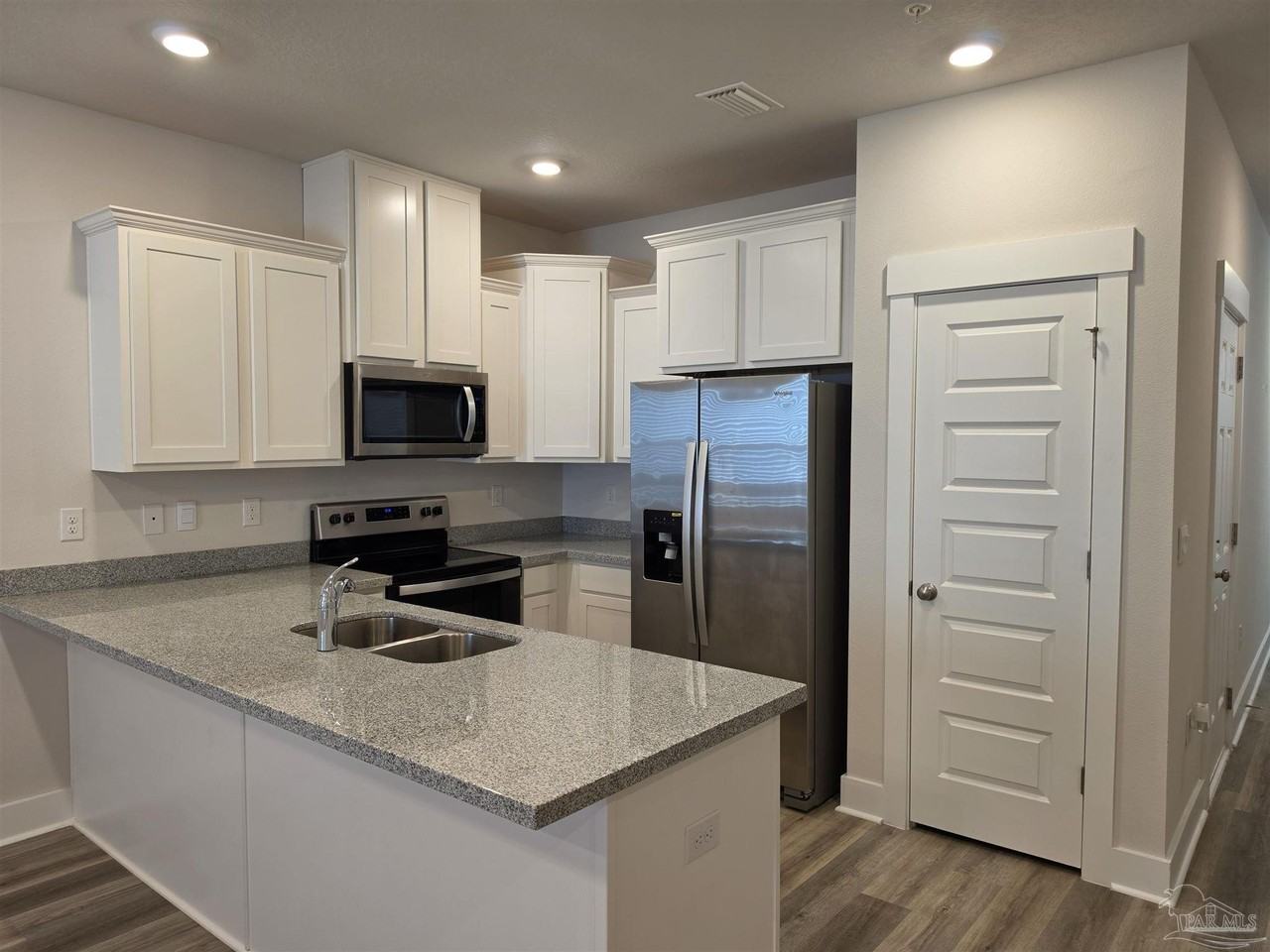 9525 Nature Creek Cir - Photo 3 of 31