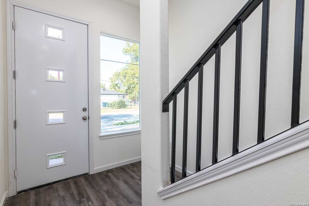 1618 Dakota St #102 - Photo 4 of 23