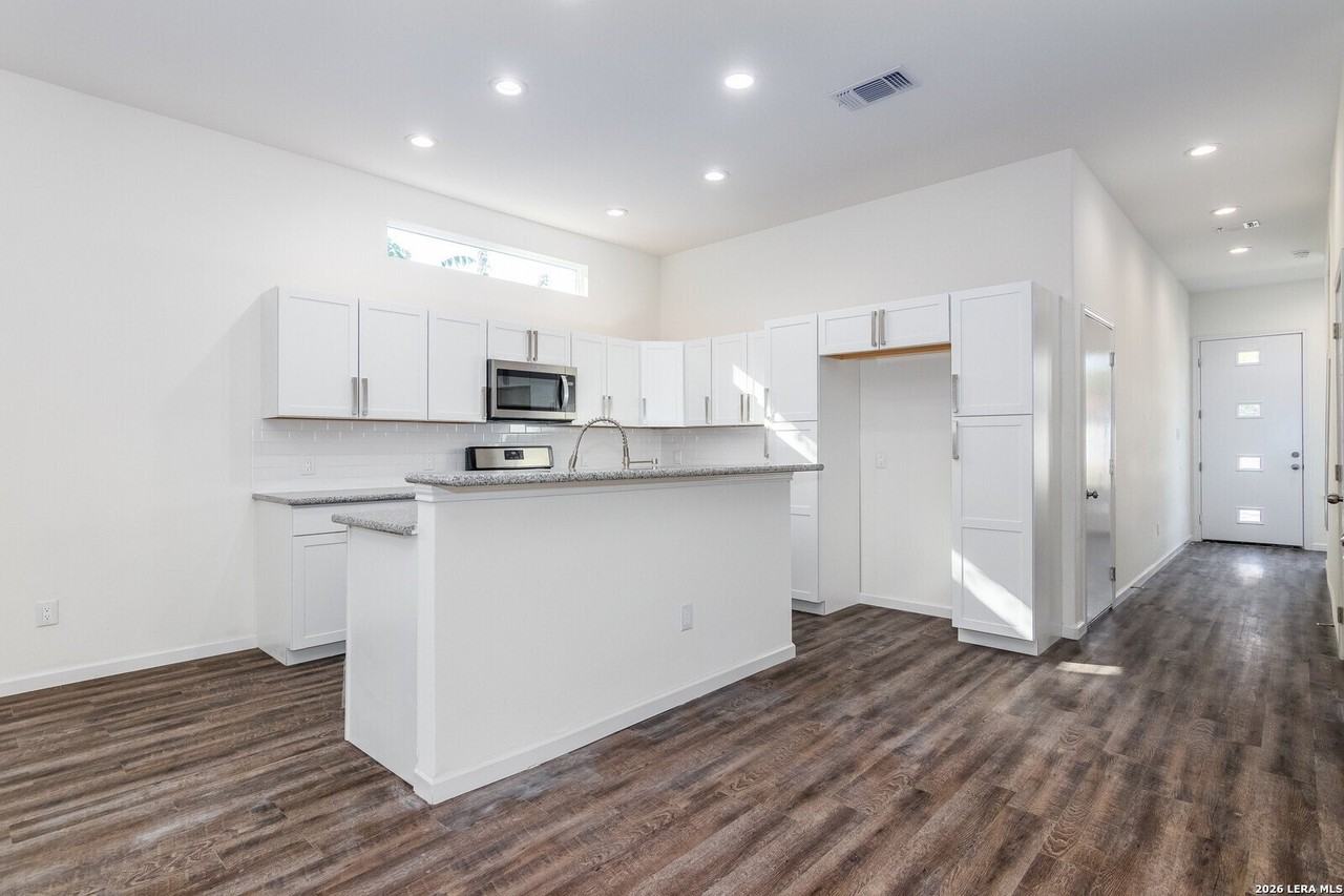 1618 Dakota St #102 - Photo 5 of 23