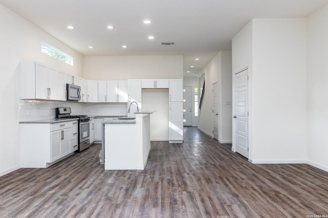 1618 Dakota St #102 - Photo 6 of 23