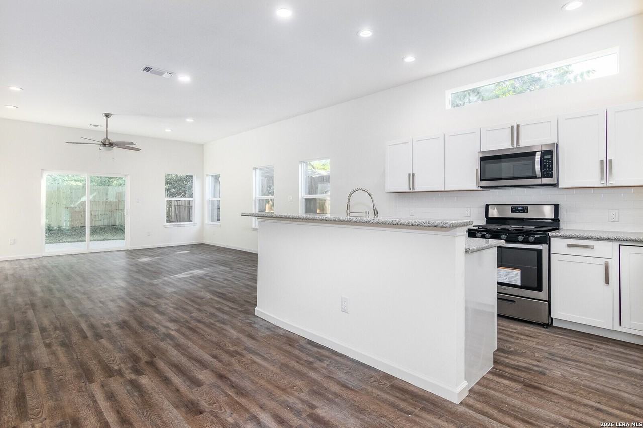 1618 Dakota St #102 - Photo 7 of 23