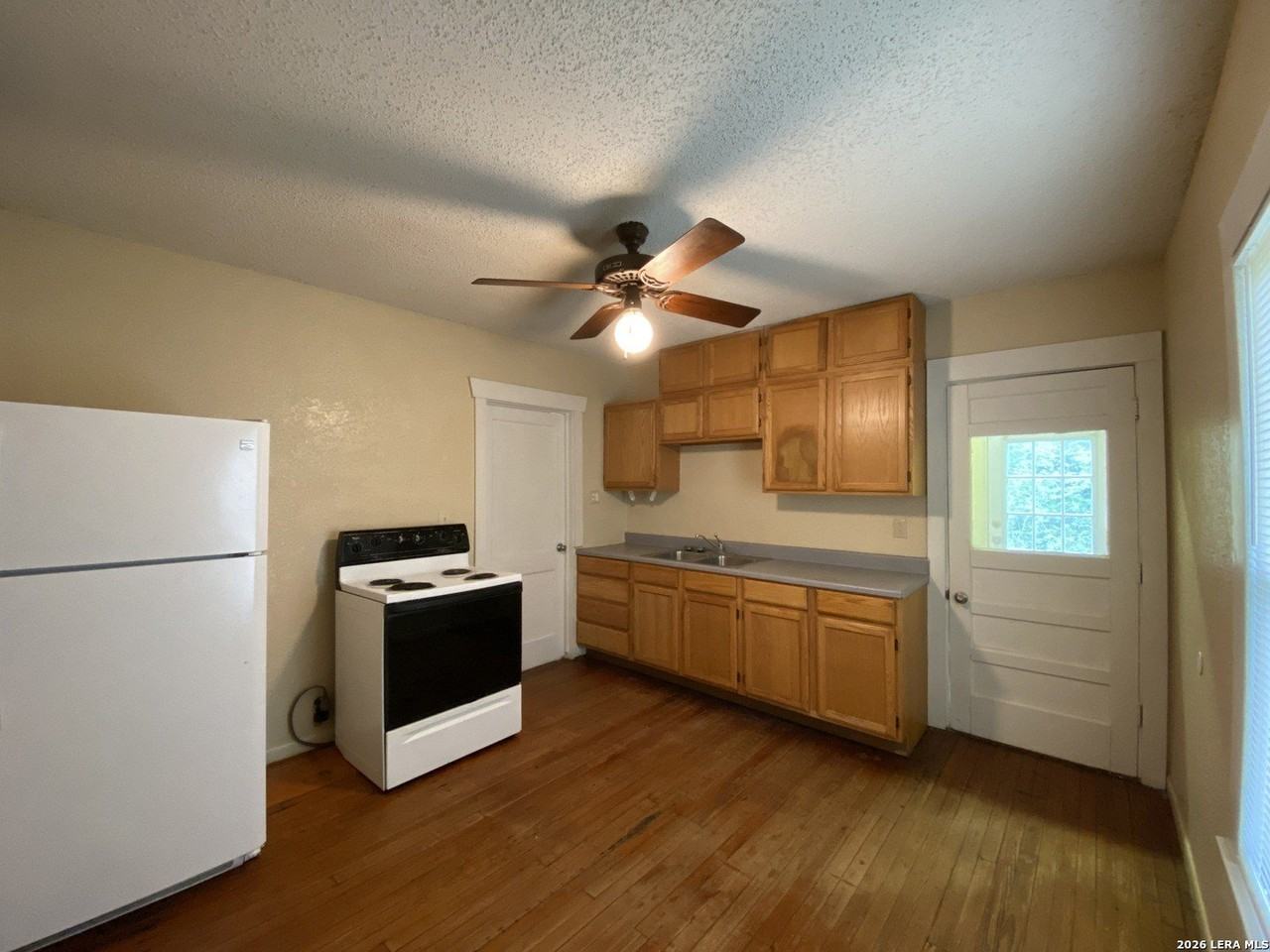 414 W Johnson St - Photo 3 of 7